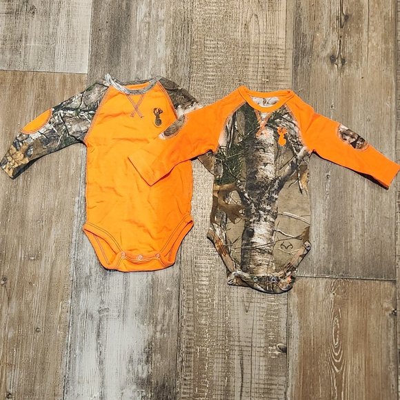 2 Realtree Onesies - Picture 1 of 1